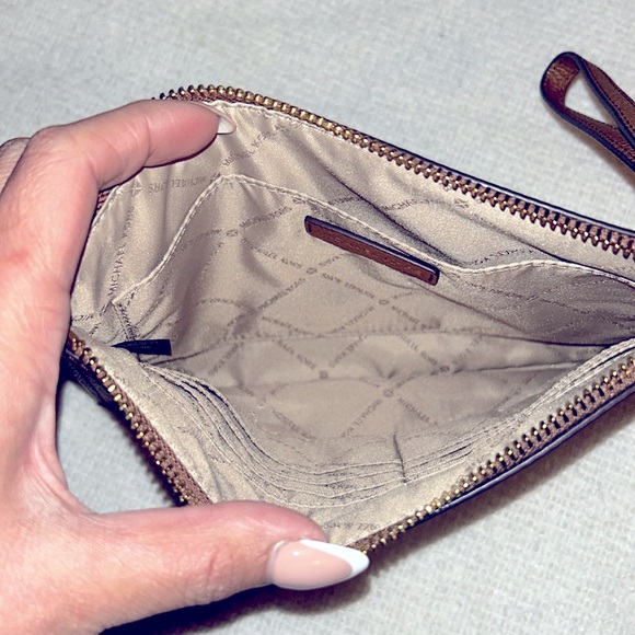 Michael Kors Jet Set Large Top Zip Pebbled Leather Wristlet Pouch - Picture 3 of 3